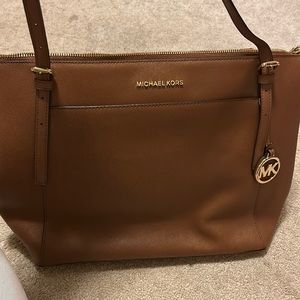 Michael Kors Voyager Large Saffiano Leather Top-Zip Tote Bag